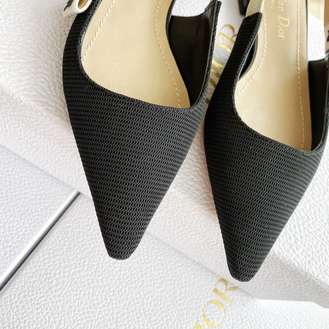 👟👟Ex-factory price 440👟👟 Developed one-to-one from the original version, 👠👠✨ ✨Dior’s popular sandals are new🔥 🔥 The same style as the most popular internet celebrities and celebrities of the year💁 💁. Imported fabric, lining and feet are made of calfskin lining🐑. Original molded heel, heel height 10Cm 6.5cm💘 Original molded metal outsole with five-pointed star LOGO mark✨. Original bow, 💅 Italian leather outsole. 👄💋 Full set of packaging (bags, cards, invoices, one-to-one wrapping paper) 34 40 41 customized